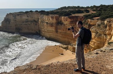Uçurumun kenarında duran adam. Yüksek kalite fotoğraf