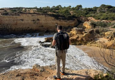 Portekiz 'in Algarve kıyısındaki adam. Yüksek kalite fotoğraf