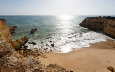 Okyanus manzarası ve mavi gökyüzü, Praia do Pontal, Algarve, Portekiz. Yüksek kalite fotoğraf