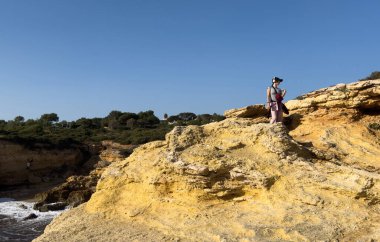 Praia de Albandeira - Portekiz 'in güzel kıyıları ve plajları. Yüksek kalite fotoğraf