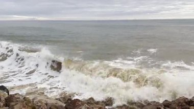 Fırtınalı deniz ve kayalık sahil, güzel dramatik gökyüzü. Yüksek kalite fotoğraf
