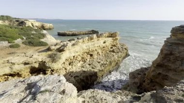 Salgueiro plajı, Algarve, Portekiz, Güney Portekiz 'de kayalıklar arasında inanılmaz gizli plaj. Yüksek kalite fotoğraf