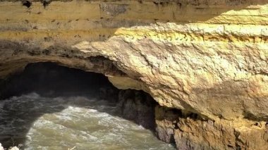 Portekiz 'deki Algarve sahili, çatısı büyük dairesel bir açıklığı olan çarpıcı bir doğal deniz mağarası. Yüksek kalite fotoğraf