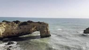 Portekiz 'in Algarve bölgesinde yer alan Arnavutdeira plajının güzel gelgit manzarası. Yüksek kalite fotoğraf