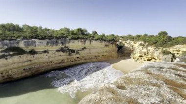 Güzel Fontainhas Sahili sarı kayalıklarla çevrili, Algarve, Portekiz, Avrupa. Yüksek kalite fotoğraf
