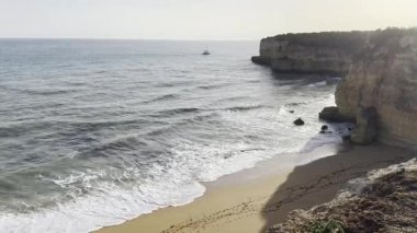 Praia Nova ve Praia de Nossa sahillerinin panoramik manzarası, Algarve, Portekiz. Yüksek kalite fotoğraf