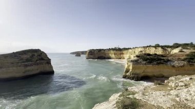 Portekiz 'in Algarve şehrindeki Porches' taki güzel Barranquinho Plajı. Yüksek kalite fotoğraf