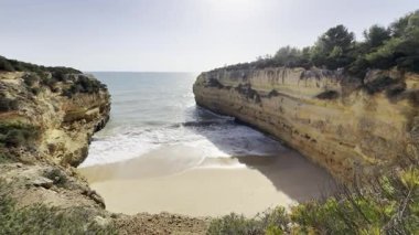 Güzel Fontainhas Sahili sarı kayalıklarla çevrili, Algarve, Portekiz, Avrupa. Yüksek kalite fotoğraf