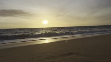 Sahilde Kayalıklar ve Okyanus 'un Üzerinde Altın Gün Batımı. Yüksek kalite 4k görüntü
