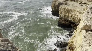 Portekiz 'deki Algarve sahili, çatısı büyük dairesel bir açıklığı olan çarpıcı bir doğal deniz mağarası. Yüksek kalite fotoğraf