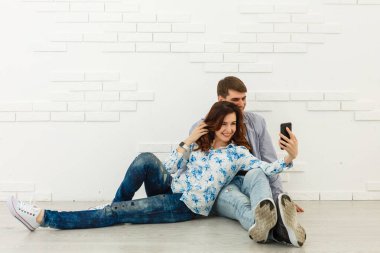 Yerde yatan bir çift..