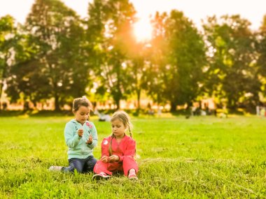 En iyi arkadaşlar birlikte oynuyorlar..