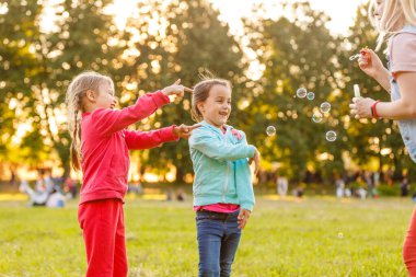 En iyi arkadaşlar birlikte oynuyorlar..