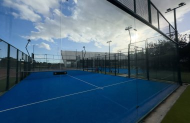 Açık havada tenis kortu sporu. Yüksek kalite fotoğraf