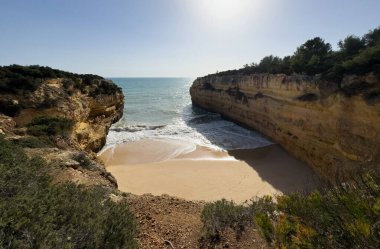 Güzel Fontainhas Sahili sarı kayalıklarla çevrili, Algarve, Portekiz, Avrupa. Yüksek kalite fotoğraf