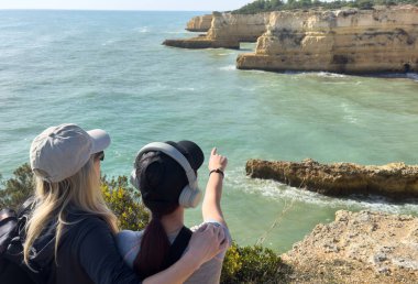 Uçurumun kenarındaki kadın yürüyüşçüler. Yaşam tarzı. Yürüyüş. Anne ve kızı güzel Algarve Praia da Morena 'da yürüyor. Yüksek kalite fotoğraf
