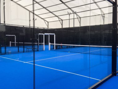 Mavi kortlu yüzgeçli tenis kortu. Yüksek kalite fotoğraf