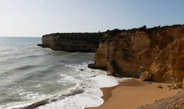 Praia Nova ve Praia de Nossa sahillerinin panoramik manzarası, Algarve, Portekiz. Yüksek kalite fotoğraf