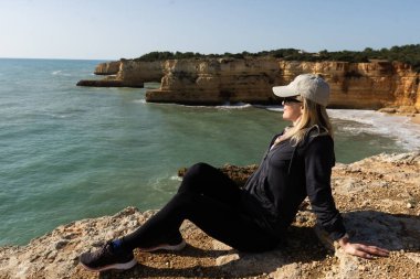 Praia do Barranco 'nun harika manzarası. Algarve bölgesi. Portekiz. - Evet. Yüksek kalite fotoğraf