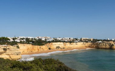 Okyanus manzarası ve mavi gökyüzü, Praia do Pontal, Algarve, Portekiz. Yüksek kalite fotoğraf