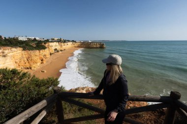 Kıyı Manzaralı Genç Kadın. Yüksek kalite fotoğraf