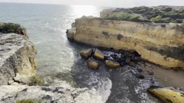 Salgueiro plajı, Algarve, Portekiz, Güney Portekiz 'de kayalıklar arasında inanılmaz gizli plaj. Yüksek kalite fotoğraf