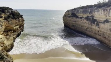 Güzel sahil üzerinde gün batımı, Praia das Fontainhas, Algarve, Portekiz. Yüksek kalite fotoğraf