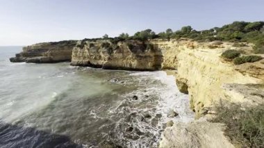 Portekiz 'in Algarve bölgesinde yer alan Arnavutdeira plajının güzel gelgit manzarası. Yüksek kalite fotoğraf