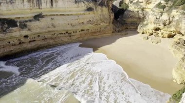 Güzel sahil üzerinde gün batımı, Praia das Fontainhas, Algarve, Portekiz. Yüksek kalite fotoğraf