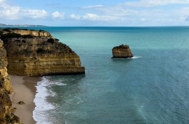 Portekiz 'in en ünlü plajlarından biri olan güzel Praia da Marinha, Algarve, Lagoa' daki Atlantik kıyısında yer almaktadır. Yüksek kalite fotoğraf