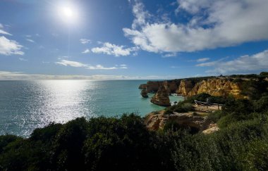 Portekiz 'in en ünlü plajlarından biri olan güzel Praia da Marinha, Algarve, Lagoa' daki Atlantik kıyısında yer almaktadır. Yüksek kalite fotoğraf