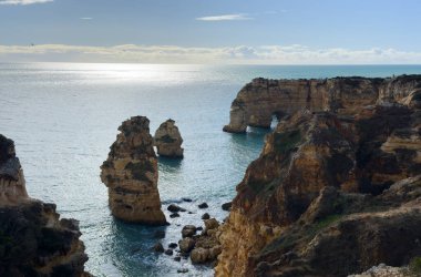 Portekiz 'in en ünlü plajlarından biri olan güzel Praia da Marinha, Algarve, Lagoa' daki Atlantik kıyısında yer almaktadır. Yüksek kalite fotoğraf