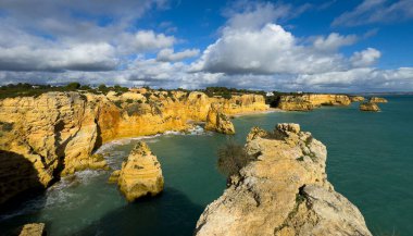 Portekiz, Lagoa 'daki Praia da Marinha yakınlarında güzel bir kireçtaşı kemeri. Yüksek kalite fotoğraf