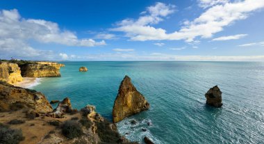 Güzel sahil şeridi ve kaya kemeri. Yüksek kalite fotoğraf