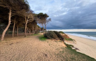 Algarve Quarteira Vilamoura sahillerinin gökyüzünün manzarası. Yüksek kalite fotoğraf