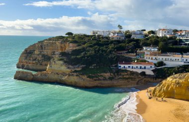 Albufeira, Portekiz 'in Algarve kıyısındaki beyaz ve kırmızı fayanslı binaları Peneco ya da Tunel Sahili' nin yukarısındaki uçurumun tepesinde duruyor. Yüksek kalite fotoğraf