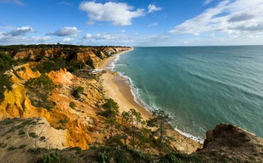 Barranco Sahili, Algarve, Güney Portekiz 'deki kayalıklar arasında inanılmaz mavi sularla muhteşem bir kumsal. Yüksek kalite fotoğraf