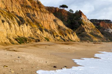 Barranco Sahili, Algarve, Güney Portekiz 'deki kayalıklar arasında inanılmaz mavi sularla muhteşem bir kumsal. Yüksek kalite fotoğraf