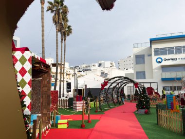 Quarteira, Faro, Portekiz 15.12.2025 Şenlikli şehir caddesinde, Okyanus Gezinti Alanı, Quarteira, Faro, Portekiz Yüksek Kaliteli Fotoğraf