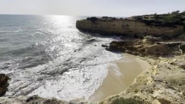 Praia de Albandeira - Portekiz 'in güzel kıyıları ve plajları. Yüksek kalite fotoğraf