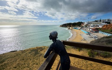 Portekiz 'in Algarve bölgesinde yer alan Olhos de Agua köyünün güzel kıyı bölgesi. Yüksek kalite fotoğraf
