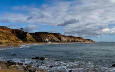 Güney Portekiz 'in Algarve bölgesinde yer alan Praia do Barranco das Belharucas plajının deniz manzarası ve kıyı şeridi. Praia do Barranco das Belharucas plajı, Albufeira, Algarve, Portekiz. Yüksek kalite fotoğraf