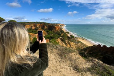 Barranco Sahili, Algarve, Güney Portekiz 'deki kayalıklar arasında inanılmaz mavi sularla muhteşem bir kumsal. Yüksek kalite fotoğraf