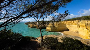 Atlantik Okyanusu 'nun kıyısında, Benagil Mağarası, Algarve, Portekiz yakınlarında Praia da Corredoura plajı olan kayalıklar. Yüksek kalite fotoğraf
