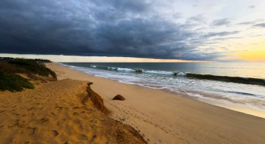 Algarve Quarteira Vilamoura sahillerinin gökyüzünün manzarası. Yüksek kalite fotoğraf