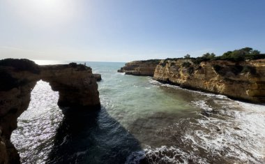 Kaya oluşumları, sahil okyanus kayalıkları erozyon yürüyüşü, yürüyüş seyahatleri. Yüksek kalite fotoğraf