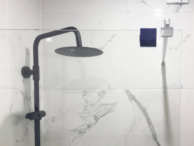 Minimalist bir banyoda modern su tasarrufu banyosu. Yüksek kalite fotoğraf