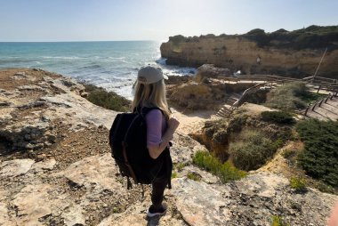 Güneşli ve açık bir bahar sabahında, gün doğumundan hemen sonra, Arnavutdeira sahilinin kayalıkları. Albandeira, Portekiz. Yüksek kalite fotoğraf