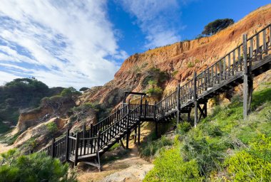 Deniz manzarası ve Olhos de Agua, Albufeira, Algarve, Portekiz sahilleri. Yüksek kalite fotoğraf