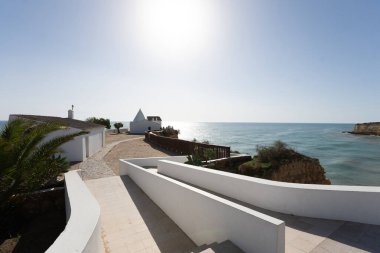 Portekiz 'in güneyindeki Algarve' de bulunan Porches 'taki Our Lady of the Rock Şapeli. - Evet. Yüksek kalite fotoğraf